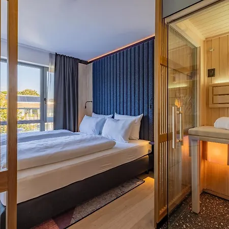 The Flamingo 4*