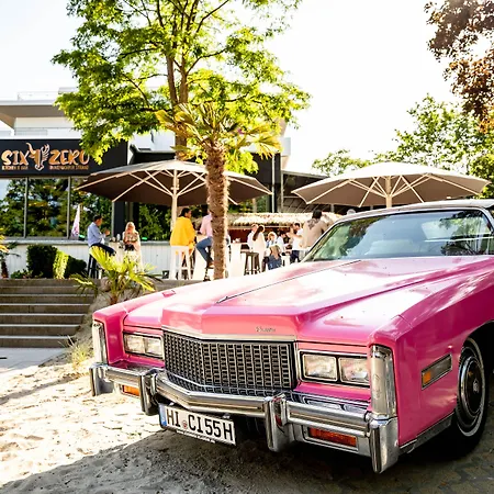 The Flamingo 4*
