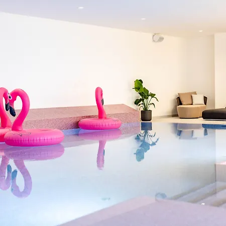 The Flamingo Szálloda