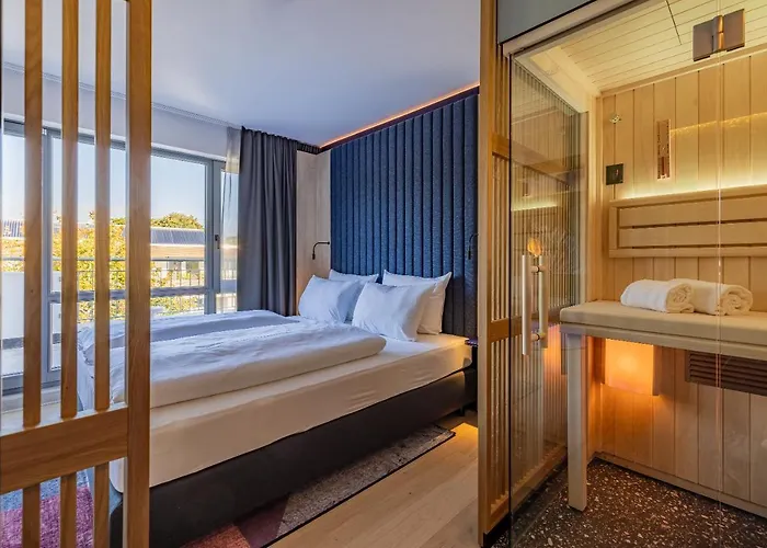 The Flamingo 4*