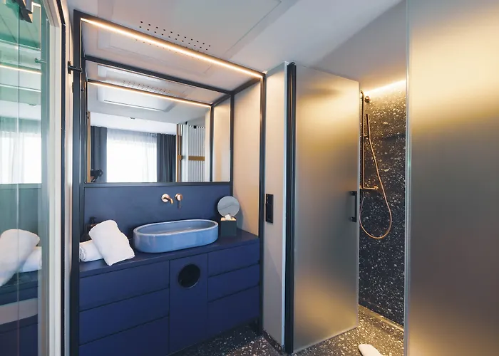 The Flamingo 4*